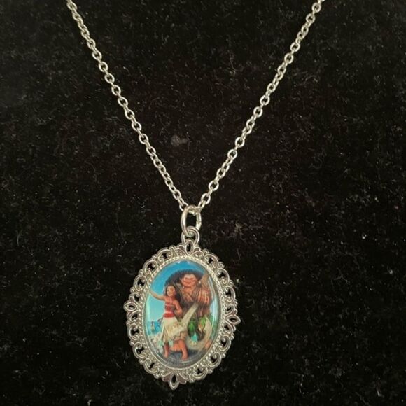 Disney Princess (Moana) 18” silver tone‎ chain necklace with 1.5” oval pendant - Picture 2 of 7